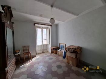 Four-bedroom character stone house with cellar and mountain view. Carunchio. Img14