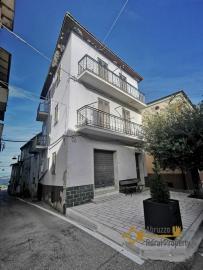 4-bedroom town house with panoramic terrace and cellar. Mafalda