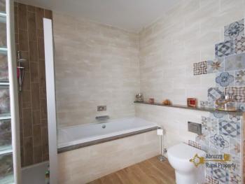 Six-bedroom large estate comprising of two bedroom house, three apartments, land, panoramic swimming pool, outdoor jacuzzi and barn. Img32