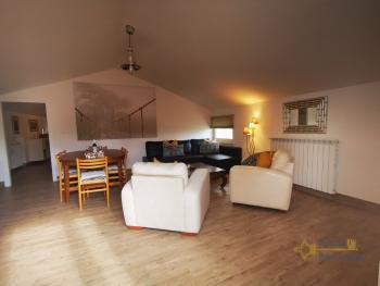 Six-bedroom large estate comprising of two bedroom house, three apartments, land, panoramic swimming pool, outdoor jacuzzi and barn. Img34