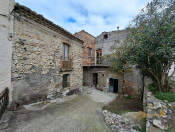 Two-bedroom stone house in habitable conditions, with basement and two cellars. Montemitro. Img2