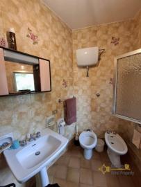 Two-bedroom stone house in habitable conditions, with basement and two cellars. Montemitro. Img12