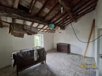 Two-bedroom stone house in habitable conditions, with basement and two cellars. Montemitro. Img27