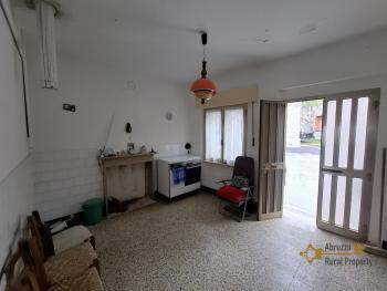 Two-bedroom stone house in habitable conditions, with basement and two cellars. Montemitro. Img6