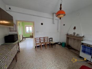 Two-bedroom stone house in habitable conditions, with basement and two cellars. Montemitro. Img4