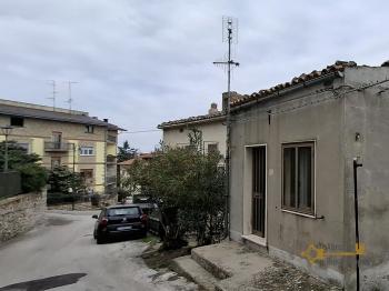 Two-bedroom stone house in habitable conditions, with basement and two cellars. Montemitro.