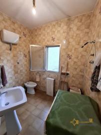 Two-bedroom stone house in habitable conditions, with basement and two cellars. Montemitro. Img11