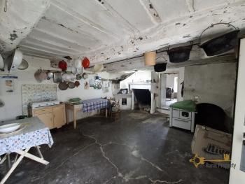 Two-bedroom stone house in habitable conditions, with basement and two cellars. Montemitro. Img22