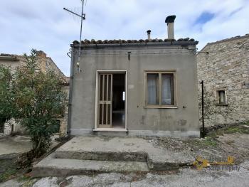 Two-bedroom stone house in habitable conditions, with basement and two cellars. Montemitro. Img3