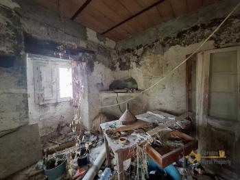 Recently restored, character town house. Palmoli. Img24