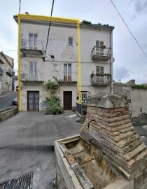 Three-bedroom town house with barrel ceilings, cellar and garage. Gissi, Abruzzo.