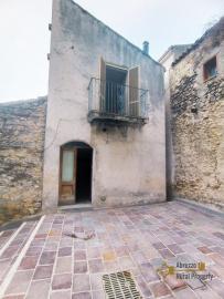 Three-bedroom stone house with panoramic balcony and two cellars.Tufillo Img32