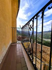 Recently restored two-bedroom town house with fantastic lake view terrace. Colledimezzo Img25