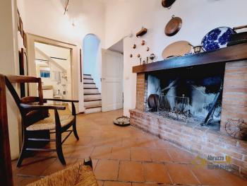 Apartment inside a castle approximately 300 sqm. Five bedrooms, three bathrooms, wonderful character details. Montazzoli. Img44