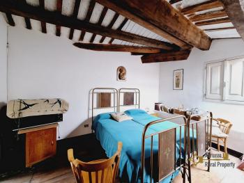 Apartment inside a castle approximately 300 sqm. Five bedrooms, three bathrooms, wonderful character details. Montazzoli. Img32