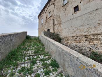 Apartment inside a castle approximately 300 sqm. Five bedrooms, three bathrooms, wonderful character details. Montazzoli. Img49