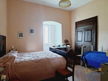 Apartment inside a castle approximately 300 sqm. Five bedrooms, three bathrooms, wonderful character details. Montazzoli. Img26