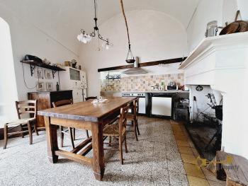 Apartment inside a castle approximately 300 sqm. Five bedrooms, three bathrooms, wonderful character details. Montazzoli. Img35