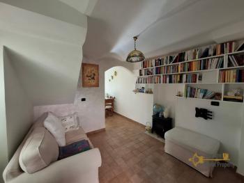 One-bedroom completely restored stone house with vaulted ceilings and cellar. Belmonte del Sannio.