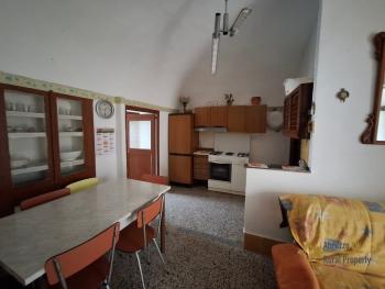 One-bedroom town house with barrel ceilings and cellar. Gissi