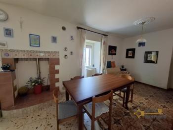 Cozy town house in perfect conditions with large basement. Near the coast. Tavenna