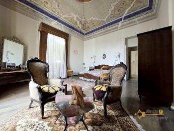 Elegant historic palace of approximately 380 sqm, situated in a beautiful 19th-century palazzo. Atessa. Img13