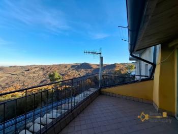 Completely restored, three-bedroom stone house with panoramic terrace. Gissi Img2