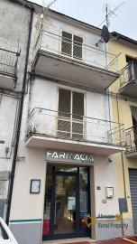 Perfect condition three-bedroom town house with panoramic balcony. Celenza Sul Trigno.