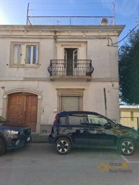 Four-bedroom town house with terrace, backyard and cellar. Tufillo.