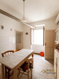 Beautiful town house with incredible lake view terraces and garden. Guardialfiera Img6