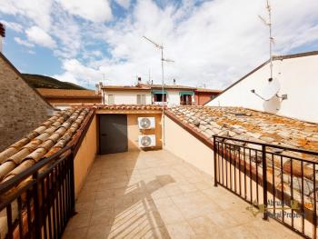 Beautiful town house with incredible lake view terraces and garden. Guardialfiera Img40