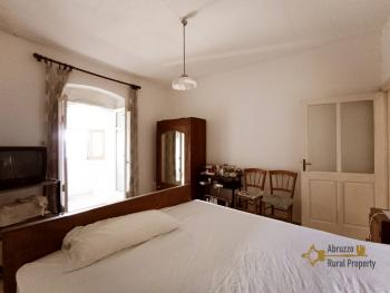Beautiful town house with incredible lake view terraces and garden. Guardialfiera Img9