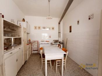 Beautiful town house with incredible lake view terraces and garden. Guardialfiera Img4