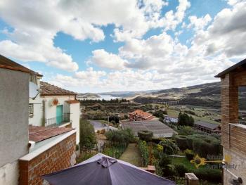 Beautiful town house with incredible lake view terraces and garden. Guardialfiera Img15