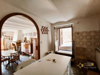 Beautiful town house with incredible lake view terraces and garden. Guardialfiera Img24