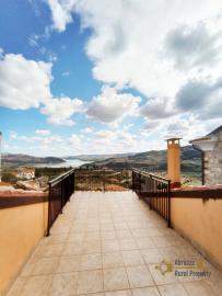 Beautiful town house with incredible lake view terraces and garden. Guardialfiera Img37