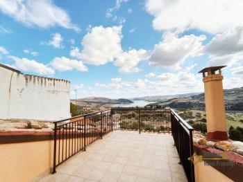 Beautiful town house with incredible lake view terraces and garden. Guardialfiera Img39