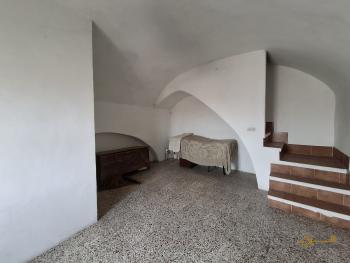 Three-bedroom town house with garage and cellar, near the coast. Furci