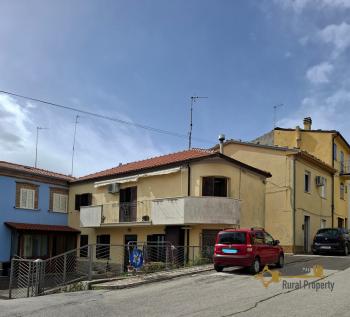 Perfect condition town house with garage, three bedrooms and heating system. Guilmi. Img28