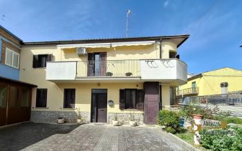 Perfect condition town house with garage, three bedrooms and heating system. Guilmi.