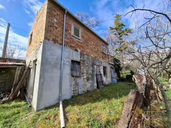 Detached country house in need of restoration with 10.000 sqm of land. Palmoli Img3