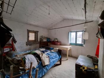 Detached country house in need of restoration with 10.000 sqm of land. Palmoli Img9