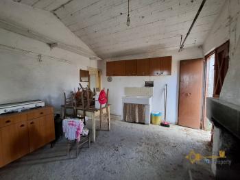 Detached country house in need of restoration with 10.000 sqm of land. Palmoli Img8