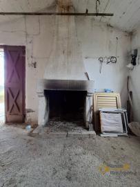 Detached country house in need of restoration with 10.000 sqm of land. Palmoli Img12