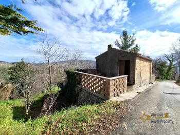 Detached country house in need of restoration with 10.000 sqm of land. Palmoli