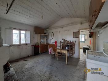 Detached country house in need of restoration with 10.000 sqm of land. Palmoli Img5