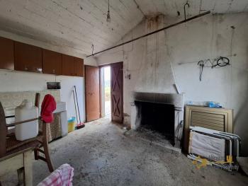 Detached country house in need of restoration with 10.000 sqm of land. Palmoli Img7