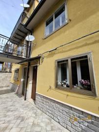 Two-bedroom town house in perfect conditions with large garage and panoramic view. Castiglione Messer Marino