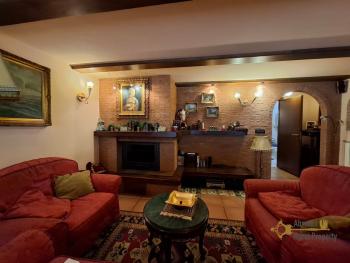 Charming town house in perfect condition, beautiful high ceilings with exposed wooden beams and bricks. Img5