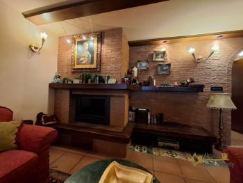 Charming town house in perfect condition, beautiful high ceilings with exposed wooden beams and bricks. Img7